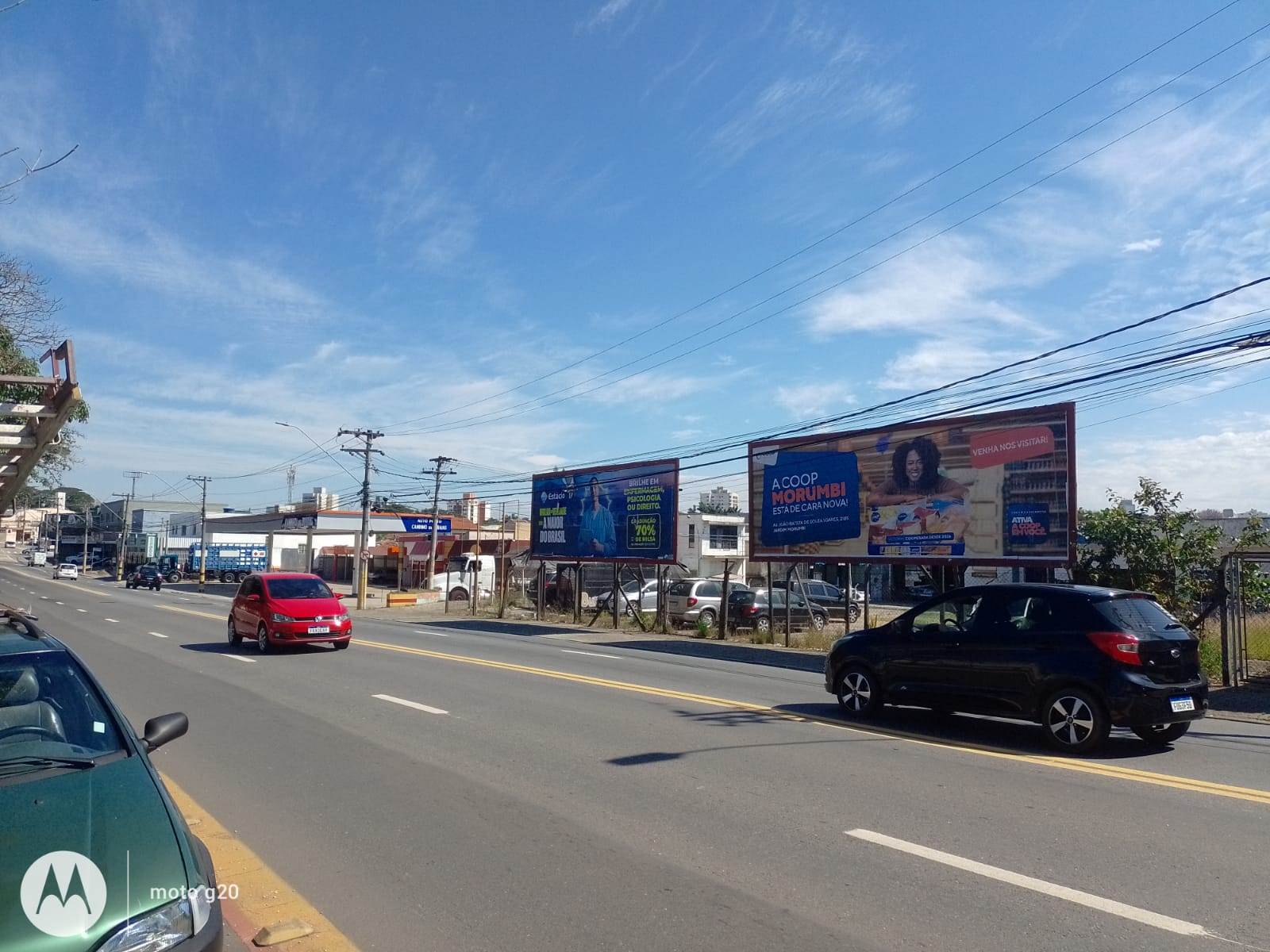 Conjunto de outdoors em avenida