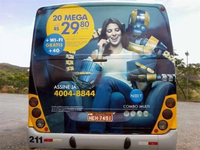 Anúncio em busdoor na traseira do ônibus