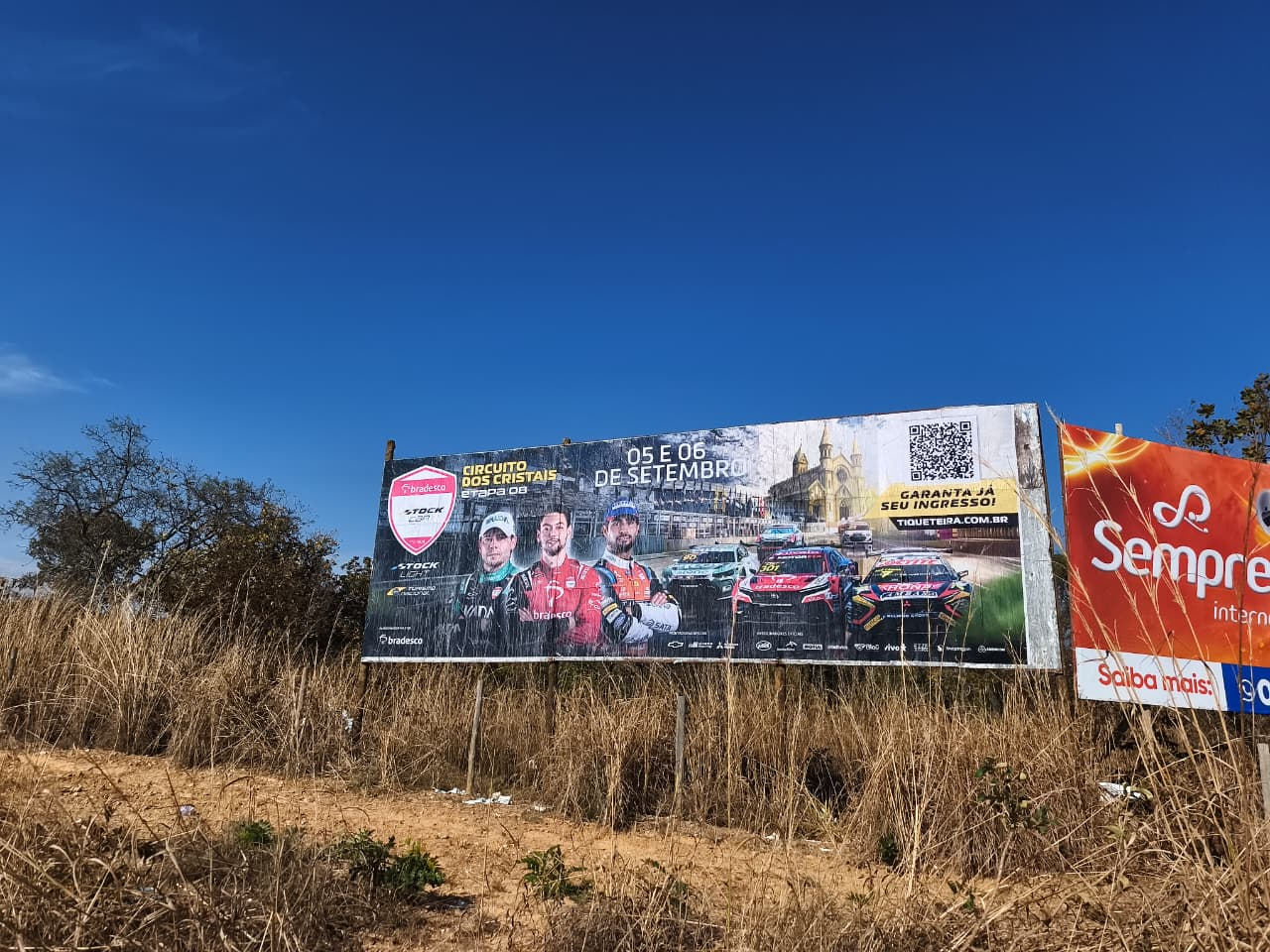 Outdoor de evento à beira da estrada